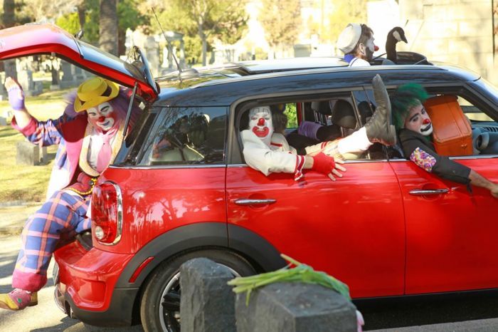 Quantos palhaços cabem em um carro? Foto de um carro cheio de palhaços, cena de um episódio da série Modern Family.
